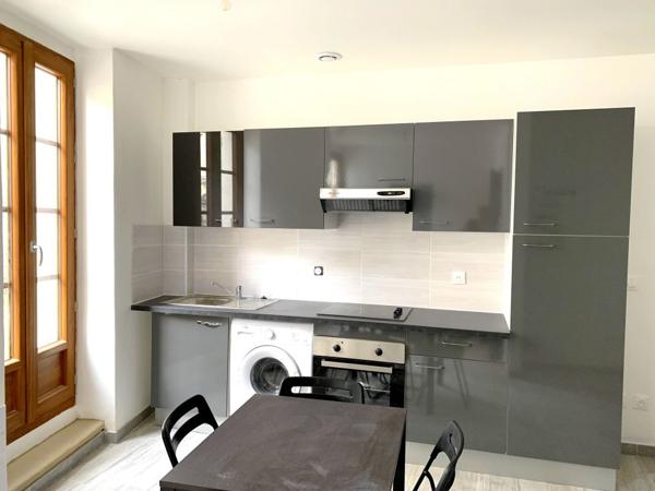 A LOUER - STUDIO SEMI-MEUBLE - avec balcon - proche centre ville