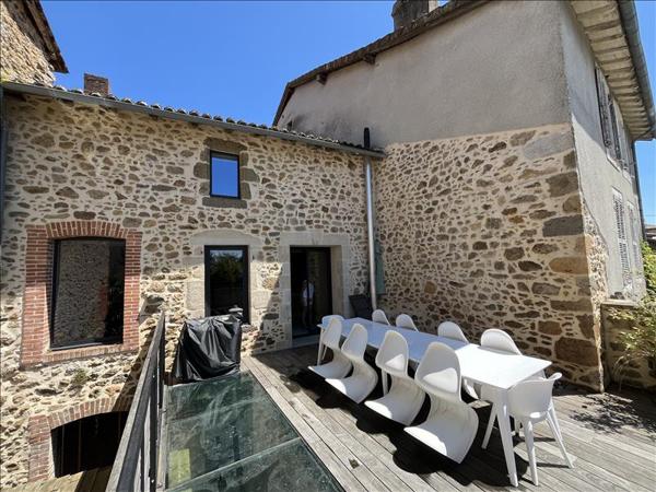 Immeuble à vendre |  Rochechouart |  7 pièces | 300 m²