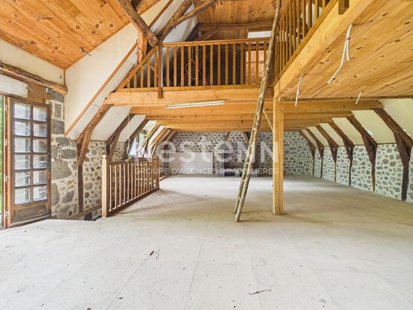 A vendre à Saint Martin Valmeroux, au coeur du pays de Salers, Maison avec garage et deux granges avec terrain.