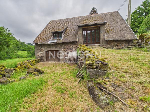 A vendre à Saint Martin Valmeroux, au coeur du pays de Salers, Maison avec garage et deux granges avec terrain.