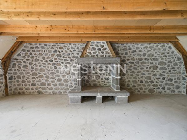 A vendre à Saint Martin Valmeroux, au coeur du pays de Salers, Maison avec garage et deux granges avec terrain.