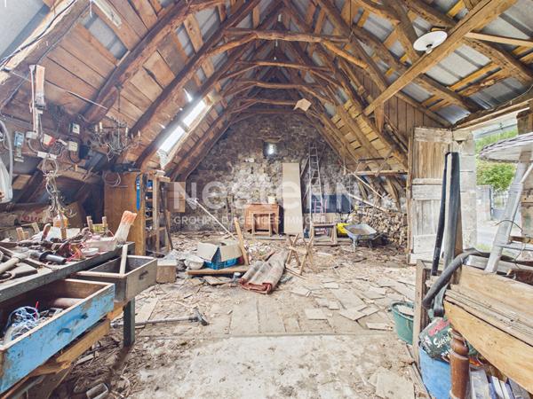 A vendre à Saint Martin Valmeroux, au coeur du pays de Salers, Maison avec garage et deux granges avec terrain.
