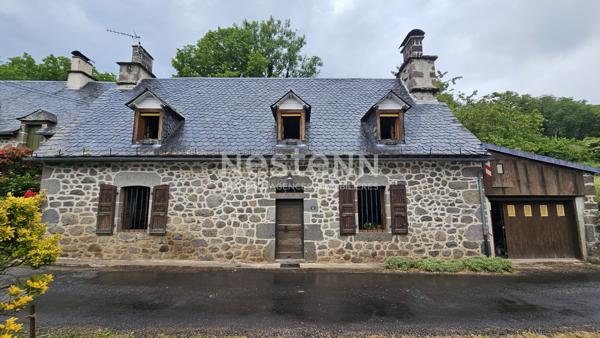A vendre à Saint Martin Valmeroux, au coeur du pays de Salers, Maison avec garage et deux granges avec terrain.