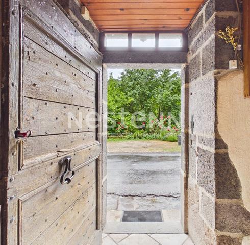 A vendre à Saint Martin Valmeroux, au coeur du pays de Salers, Maison avec garage et deux granges avec terrain.