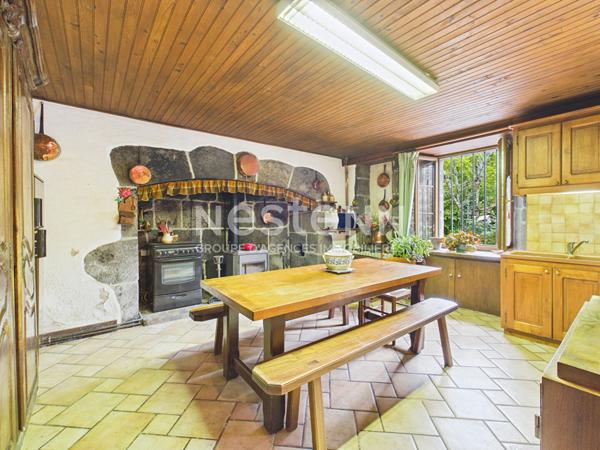 A vendre à Saint Martin Valmeroux, au coeur du pays de Salers, Maison avec garage et deux granges avec terrain.