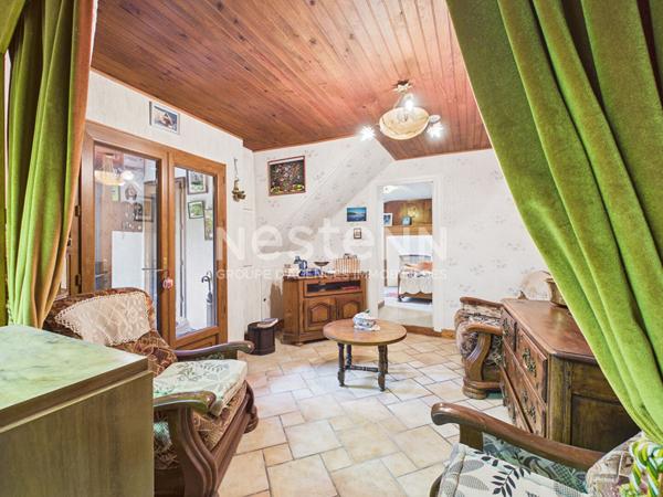 A vendre à Saint Martin Valmeroux, au coeur du pays de Salers, Maison avec garage et deux granges avec terrain.