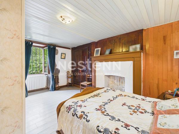 A vendre à Saint Martin Valmeroux, au coeur du pays de Salers, Maison avec garage et deux granges avec terrain.