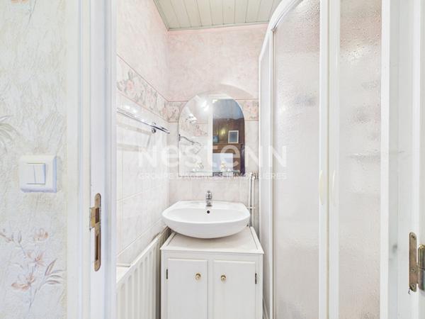 A vendre à Saint Martin Valmeroux, au coeur du pays de Salers, Maison avec garage et deux granges avec terrain.