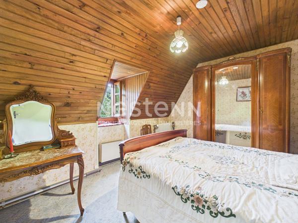 A vendre à Saint Martin Valmeroux, au coeur du pays de Salers, Maison avec garage et deux granges avec terrain.