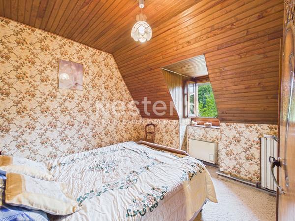 A vendre à Saint Martin Valmeroux, au coeur du pays de Salers, Maison avec garage et deux granges avec terrain.