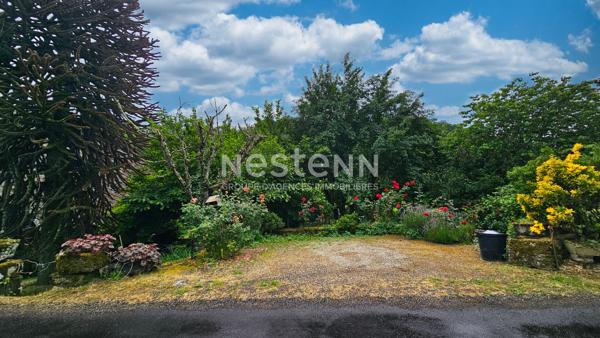 A vendre à Saint Martin Valmeroux, au coeur du pays de Salers, Maison avec garage et deux granges avec terrain.