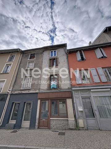 Centre Yssingeaux Maison  de ville à rénover avec petite terrasse  et cave