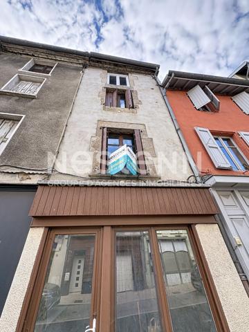 Centre Yssingeaux Maison  de ville à rénover avec petite terrasse  et cave