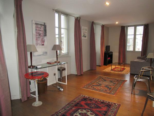 T3 MEUBLE A L'ANNEE AVEC BALCON