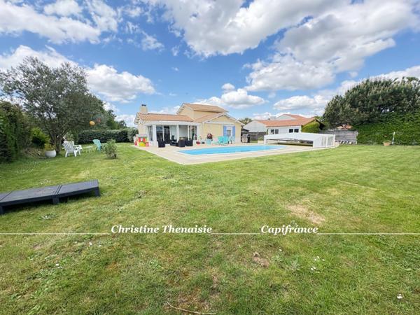 Villa à vendre 5 pièces, 3 chambres, 2 salles d'eau, Piscine privée, Climatisation, Véranda au coeur d'un Domaine résidentiel sécurisé