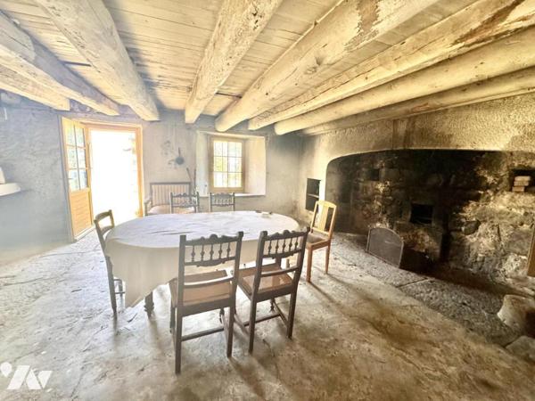 EXCLUSIVITÉ - AUTHENTIQUE CORPS DE FERME EN GRANIT SUR L’AUBRAC 