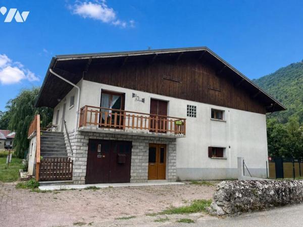 MAISON DIVISEE EN TROIS APPARTEMENTS EDIFIEE SUR 1800 m2 de terrain
