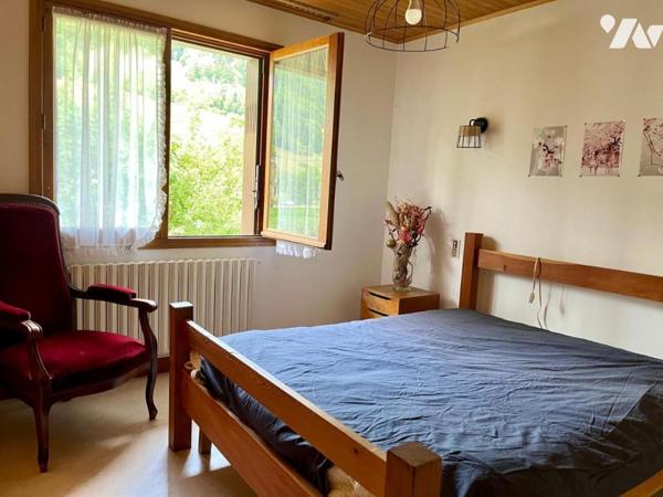 MAISON DIVISEE EN TROIS APPARTEMENTS EDIFIEE SUR 1800 m2 de terrain