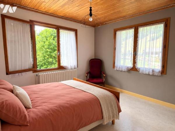 MAISON DIVISEE EN TROIS APPARTEMENTS EDIFIEE SUR 1800 m2 de terrain