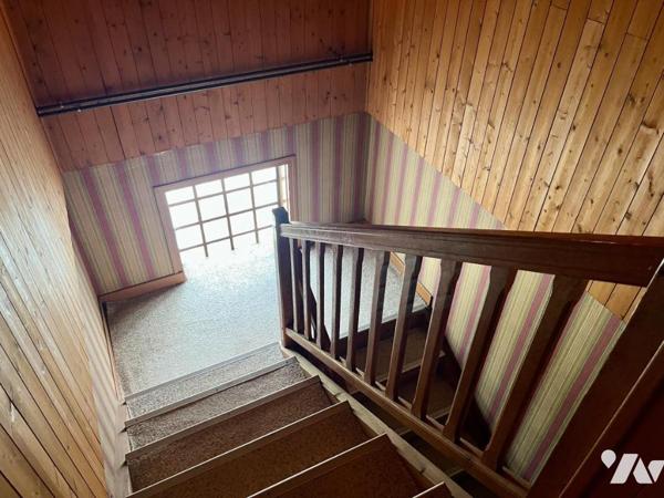 MAISON DIVISEE EN TROIS APPARTEMENTS EDIFIEE SUR 1800 m2 de terrain