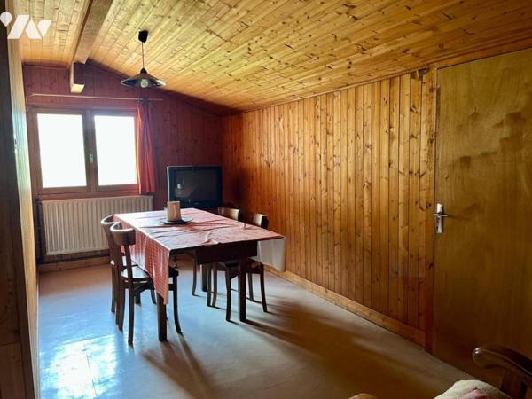 MAISON DIVISEE EN TROIS APPARTEMENTS EDIFIEE SUR 1800 m2 de terrain