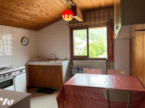 MAISON DIVISEE EN TROIS APPARTEMENTS EDIFIEE SUR 1800 m2 de terrain