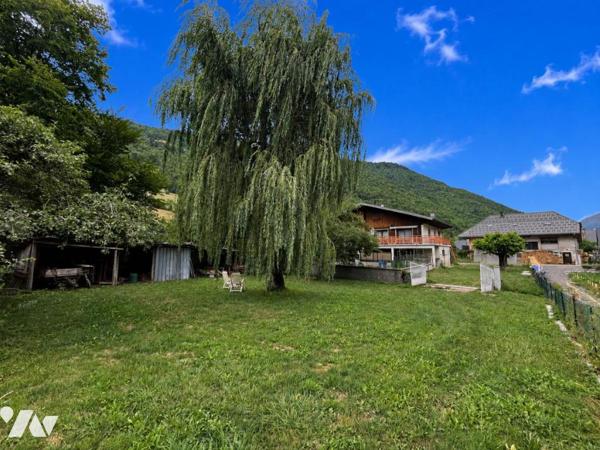 MAISON DIVISEE EN TROIS APPARTEMENTS EDIFIEE SUR 1800 m2 de terrain