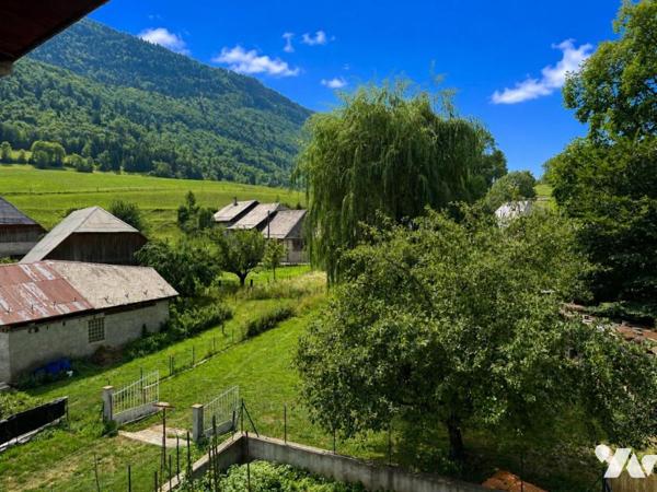 MAISON DIVISEE EN TROIS APPARTEMENTS EDIFIEE SUR 1800 m2 de terrain