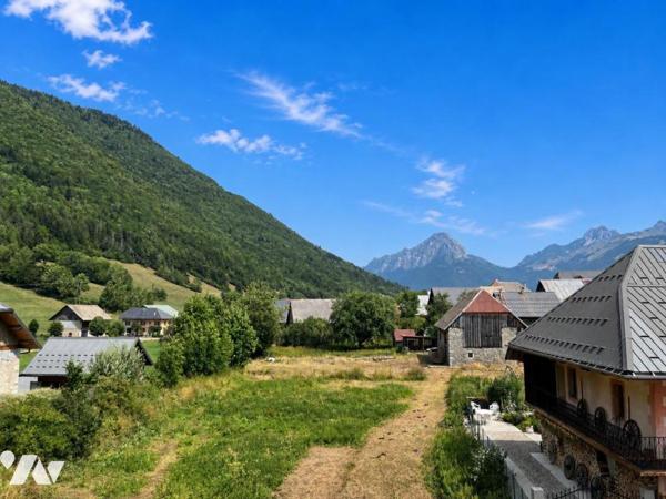 MAISON DIVISEE EN TROIS APPARTEMENTS EDIFIEE SUR 1800 m2 de terrain