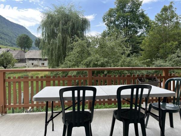 MAISON DIVISEE EN TROIS APPARTEMENTS EDIFIEE SUR 1800 m2 de terrain