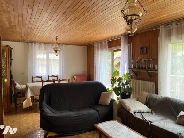 MAISON DIVISEE EN TROIS APPARTEMENTS EDIFIEE SUR 1800 m2 de terrain
