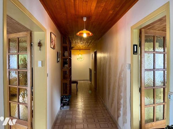 MAISON DIVISEE EN TROIS APPARTEMENTS EDIFIEE SUR 1800 m2 de terrain