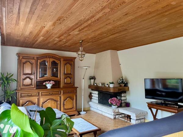 MAISON DIVISEE EN TROIS APPARTEMENTS EDIFIEE SUR 1800 m2 de terrain