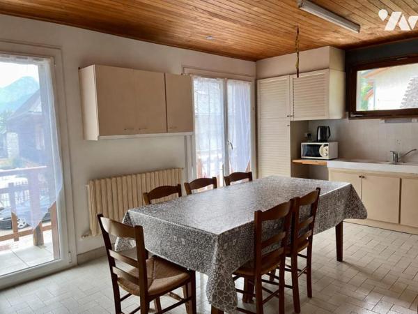 MAISON DIVISEE EN TROIS APPARTEMENTS EDIFIEE SUR 1800 m2 de terrain
