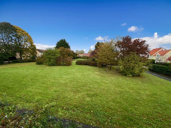 Maison Vaureal 5 pièces 108 m² avec terrain et garage.