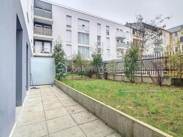 En exclusivité et idéalement situé dans le quartier de Beauval dans la commune de Meaux, à deux minutes à pied des commerces, des écoles, parcs et arrêt de bus (A) qui vous emmènent au centre-ville et à la gare centrale en quelques minutes.
Au sein d’une résidence récente (2020), CALME et sécurisée avec VIDEOSURVEILLANCE, l’appartement est situé au RDC et SANS aucuns travaux à prévoir !
Ce très beau F4 de 82 m² environ avec plafond cathédrale, propose une pièce de vie avec cuisine ouverte (EQUIPEE et AMENAGEE) d’environ 28m² bien repartis et donnant accès a la terrasse plein SUD. Une entrée spacieuse vous emmènera à la première salle d’eau, aux WC sépares, un dressing et à la première chambre et à la zone nuit séparé qui comprend deux chambres et la deuxième salle d’eau ; le tout donnant sur la deuxième terrasse.  
Des très belles prestations avec ses huisseries en PVC et double vitrage, isolation phonique et thermique impeccable, volets roulants, thermostat, fibre optique, chauffage central et eau inclus dans les charges, diagnostic énergétique B. Deux places de parking vous sont réservées au sous-sol. 
CE bien vous correspond ? Une visite s'impose sans attendre !
Conseiller disponible 7/7.
