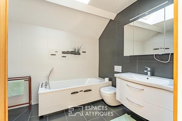 Maison contemporaine atypique de 180 m² sur trois niveaux avec rez-de-jardin