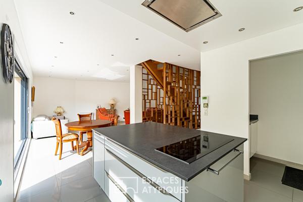 Maison contemporaine atypique de 180 m² sur trois niveaux avec rez-de-jardin