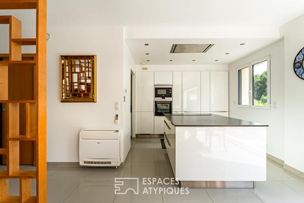 Maison contemporaine atypique de 180 m² sur trois niveaux avec rez-de-jardin
