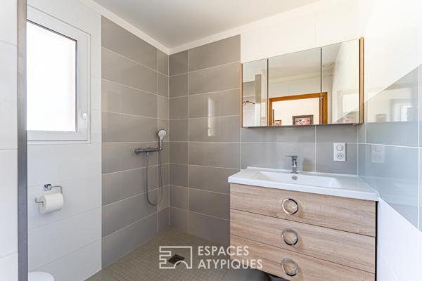 Maison contemporaine atypique de 180 m² sur trois niveaux avec rez-de-jardin