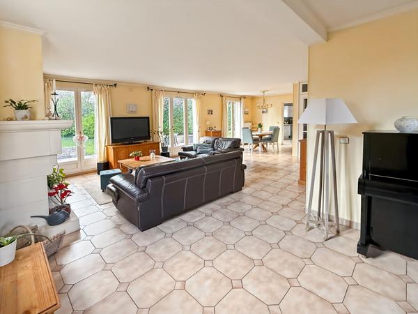 A vendre à Vauréal, dans quartier prisé, grande maison de 8 pièces avec vie de plain-pied !