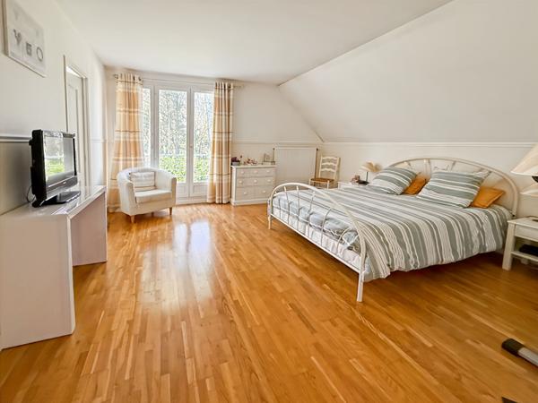 A vendre à Vauréal, dans quartier prisé, grande maison de 8 pièces avec vie de plain-pied !