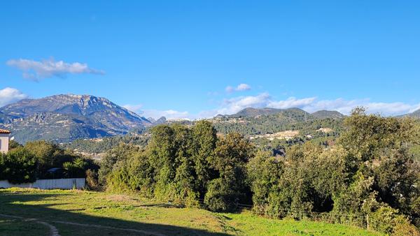 Carros (06510) CARROS LES PLANS RESIDENTIEL: JOLI TERRAIN A BATIR DE 720m², VUE DEGAGEE SUR LES COLLINES , EXPOSE SUD