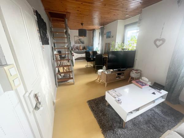 Appartement F2 bis avec cave, terrain et parking