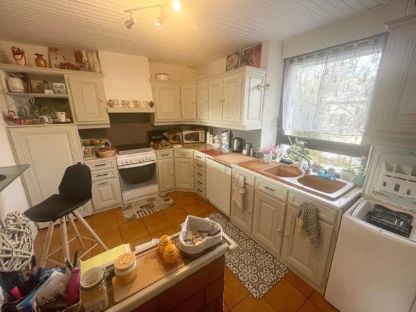 Appartement F2 bis avec cave, terrain et parking