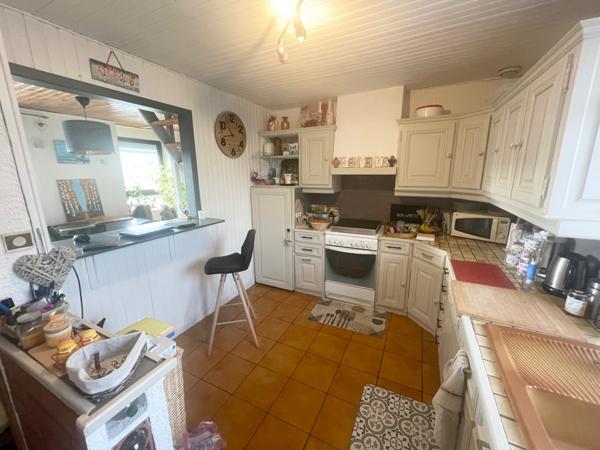 Appartement F2 bis avec cave, terrain et parking