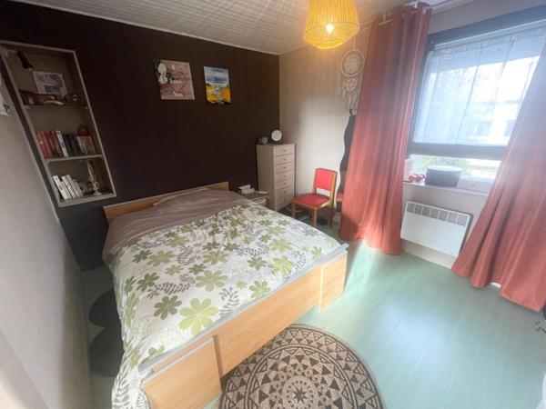 Appartement F2 bis avec cave, terrain et parking