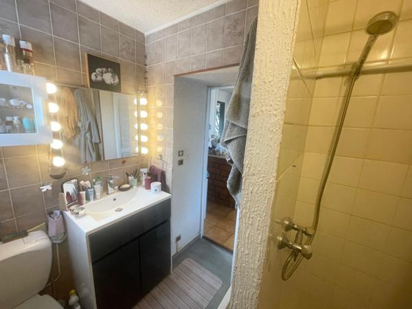 Appartement F2 bis avec cave, terrain et parking