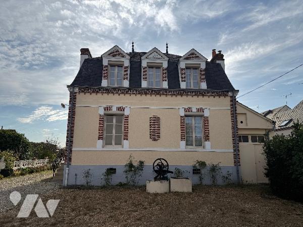 Belle maison bourgeoise comprenant 5 chambres, salon-salle-à manger, garage double, grand jardin