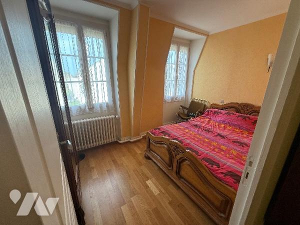 Belle maison bourgeoise comprenant 5 chambres, salon-salle-à manger, garage double, grand jardin